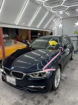 作業スペースで仕上げ中の車両