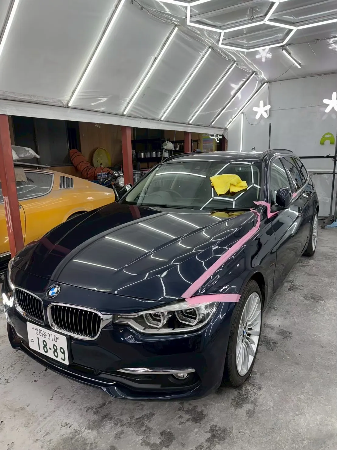 作業スペースで仕上げ中の車両