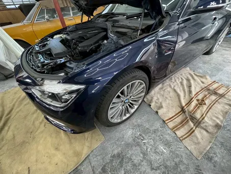 フェンダーを外して板金作業中の輸入車