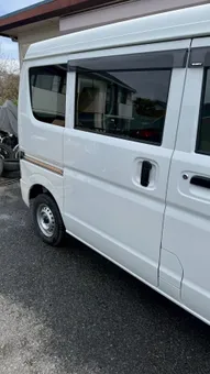 板金塗装を終えた軽バンの側面