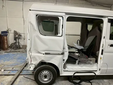 側面を損傷して入庫した軽バン